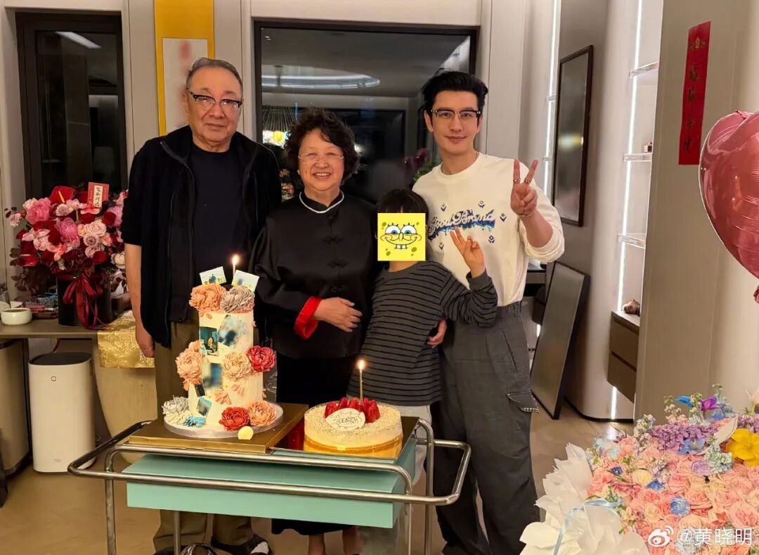 【#黄晓明带小海绵为妈妈庆生#】 4月23日，晒出和小海绵一起陪妈妈庆生的温馨合