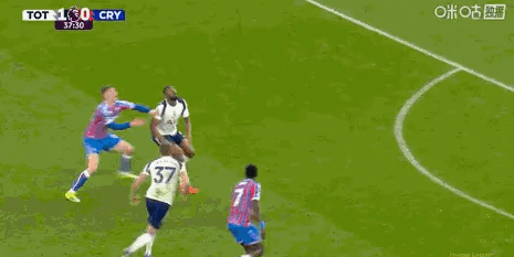 热刺降级不再是个玩笑话，是真的很危险了热刺正副队长罗梅罗和范德文近5场相继红牌，