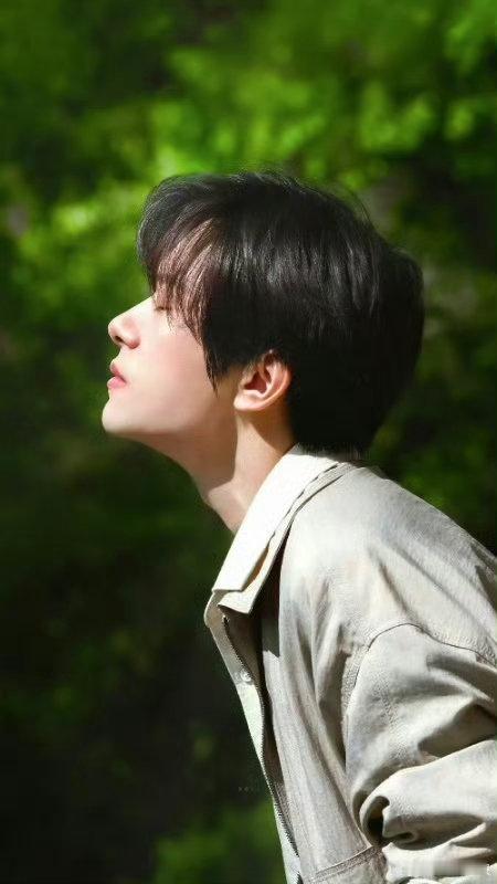 易烊千玺一个很会度假的人 他拍海南的方式很特别，不刻意制造什么，就是真实地记录风