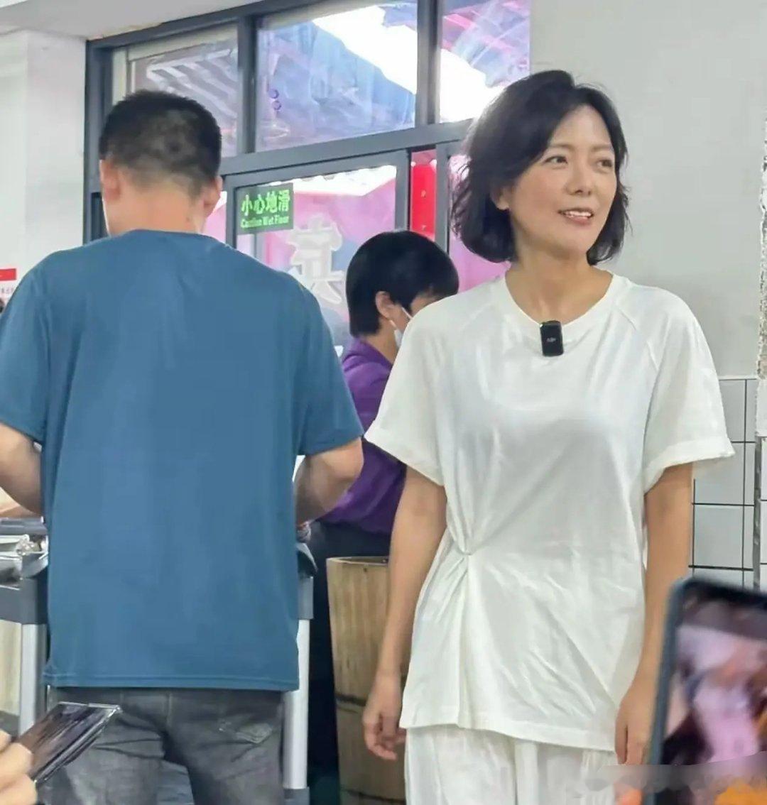 五十岁又是素颜，已经是生活中的大美女了。 ​​​