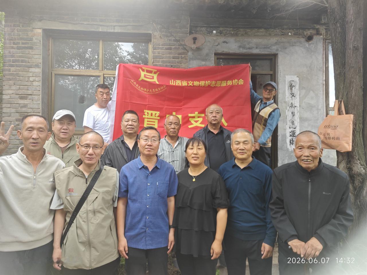 “吴志清老师，我孩提时代便认识的一位才华横溢的老师。我未上小学前便跟着在长凝中学