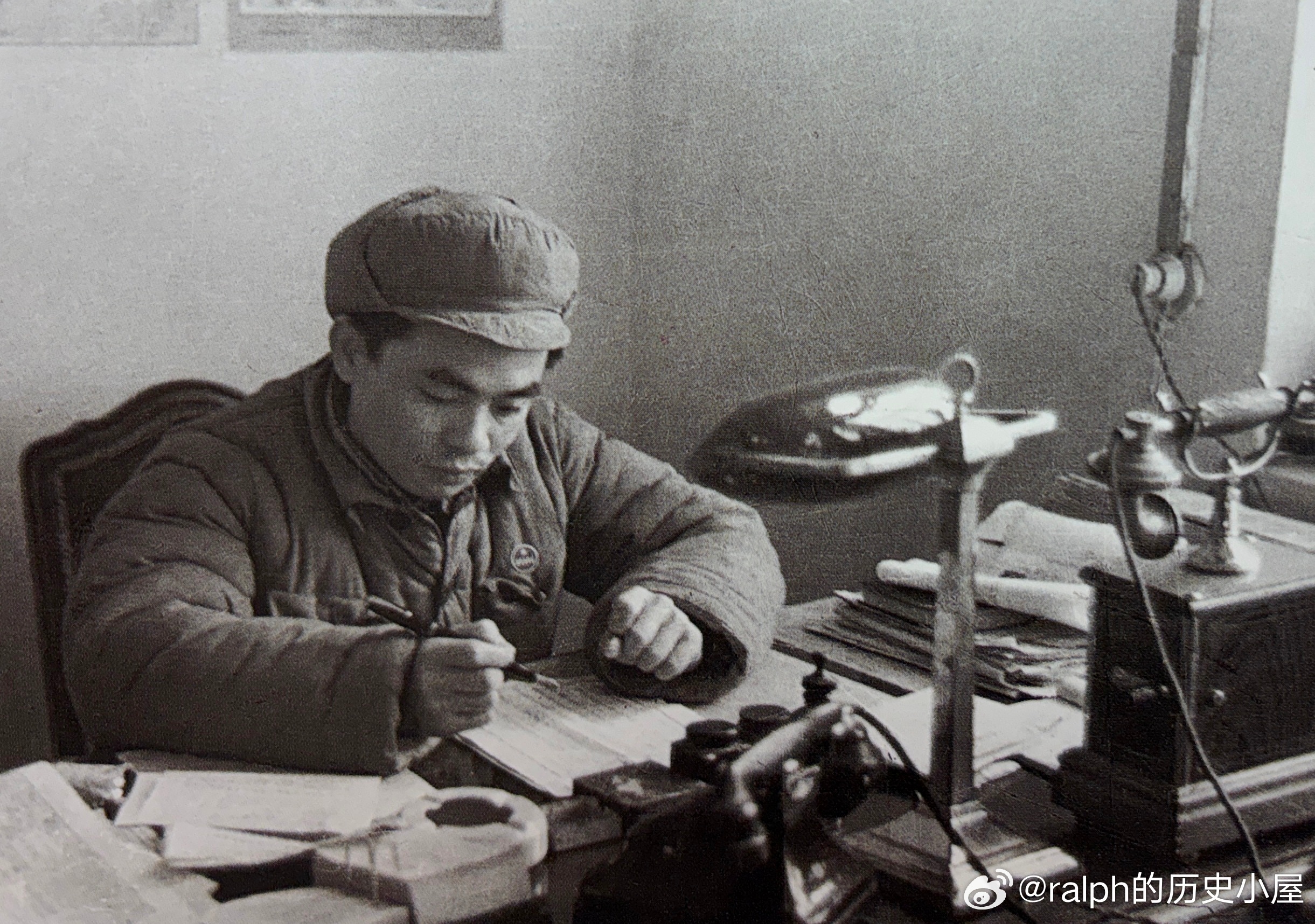 1952年12月26日政务院批准吴冷西任新华社社长，朱穆之任副社长。这是正在处理