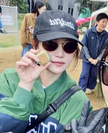 最近陈妍希现身乌镇，她这次搭配的很有潮流时尚感，整个人显得非常的年轻。

陈妍希