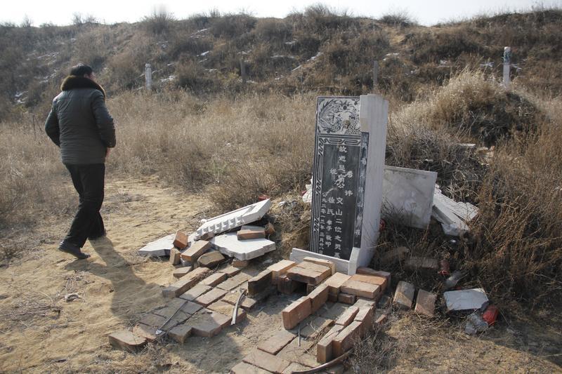 “妈妈，我想念你！”墓碑前的呼唤，撕开了多少人的生死观

泪酸！离世一年的妻子托