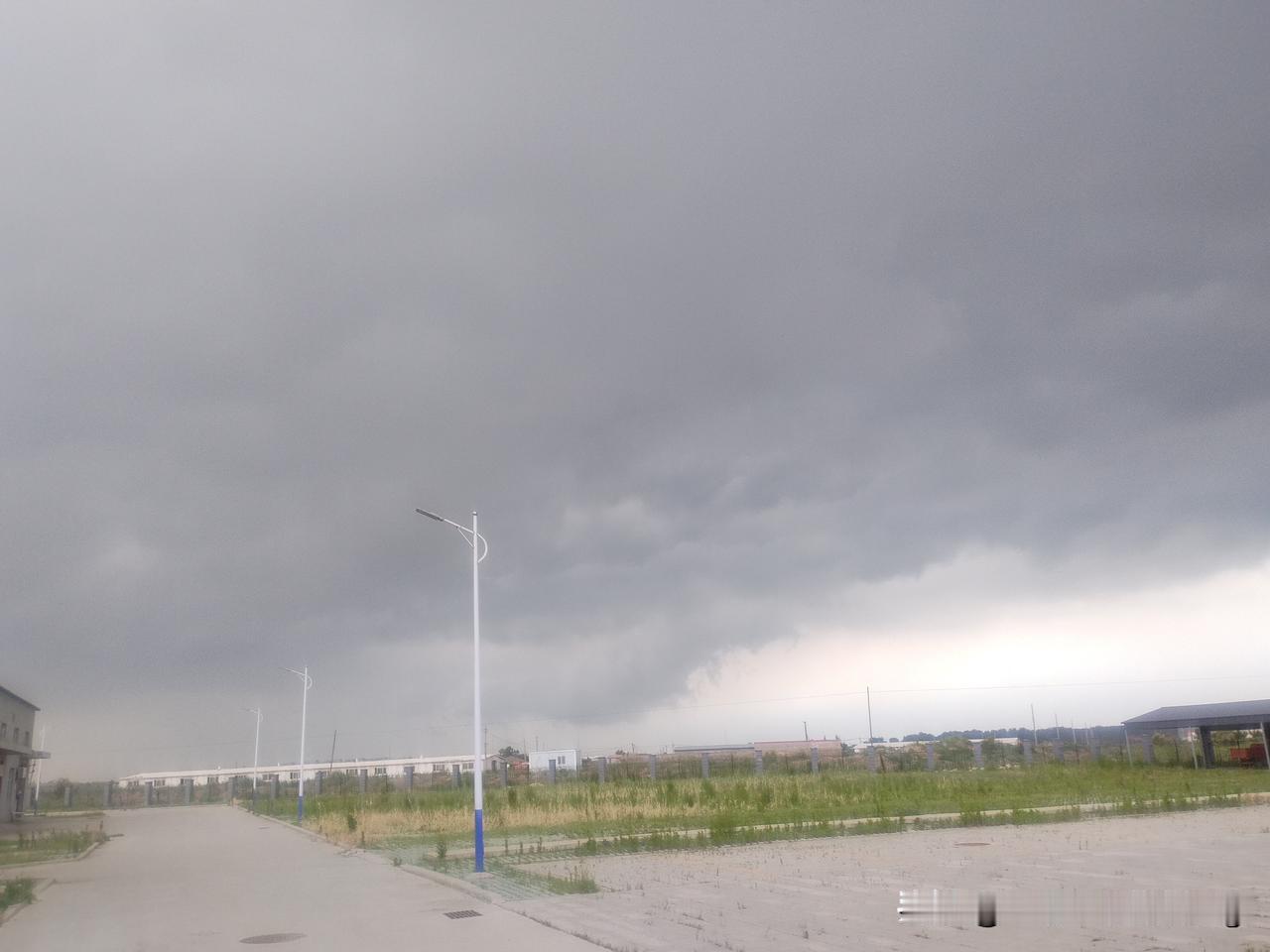 五六月隔道雨，尤其是雷阵雨，有一阵云一阵雨，没有云的地方下不了雨！