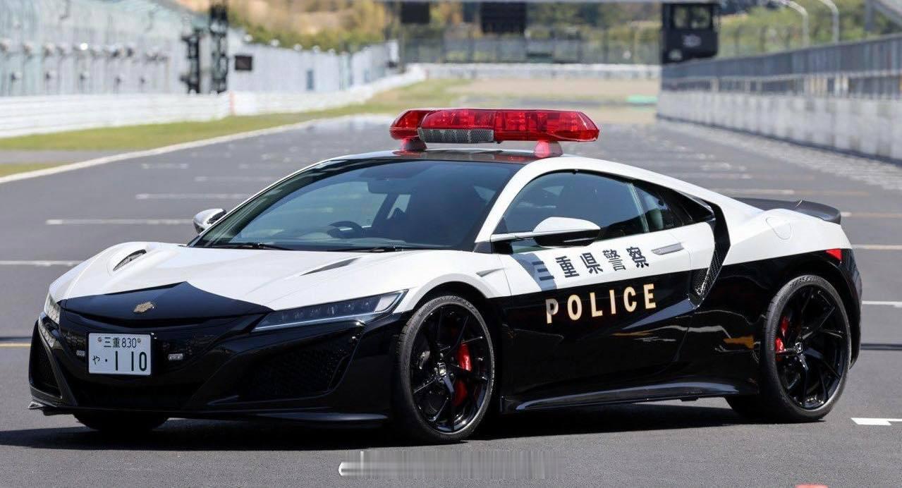 日本三重县警方再添一员大将—NSX警车。据闻是滋贺县地产业从业者小林俊赠予的，未