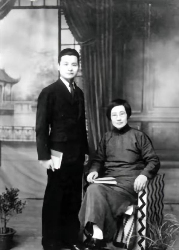 1951年上海抓了个国民党特务，这人熬不住审问说了实话。他说南京雨花台乱坟岗埋了