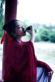 上联：竹影移窗，石凳无尘邀月坐；
下联：松声穿亭，竹案有酒伴风饮。