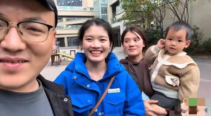 涛子夫妇去医院看望朋友小雅，小雅是老挝媳妇，在中国生活，看着挺幸福的，孩子也可爱