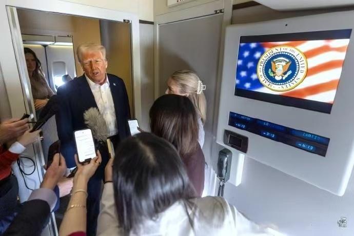 3月29日，美国总统特朗普在乘坐空军一号前往安德鲁斯空军基地（位于美国马里兰州乔