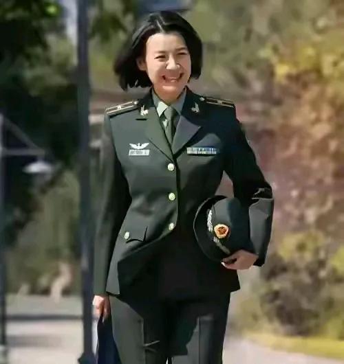 我的天呐，刘琳这军装一上身，气质果然非同往日，精神也提升了数倍！
也不是从前那个