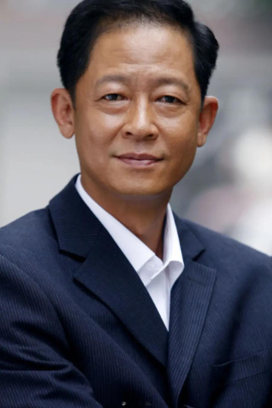 王志文说：“到了一定年龄，没有稳定的收入，没有存款，亲人遇到事情你拿不出钱，你就