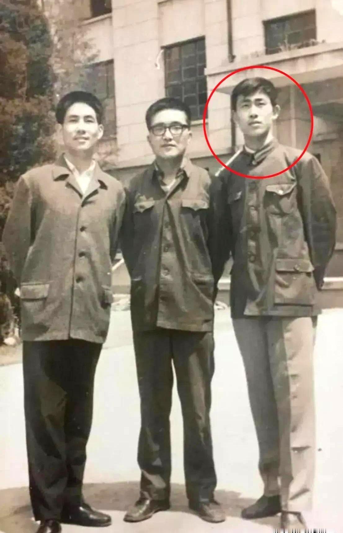 一个人前后站姿差这么多，真不是没道理。
许家印早年当工人那会儿，站得板板正正，整