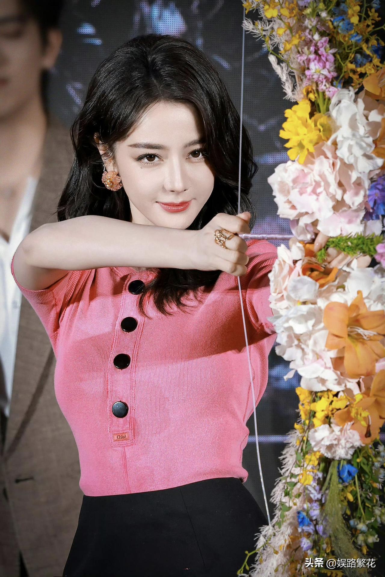果然人美穿什么都美！

4月1日，迪丽热巴一袭桃粉色针织衫搭配黑色短裙亮相北京《