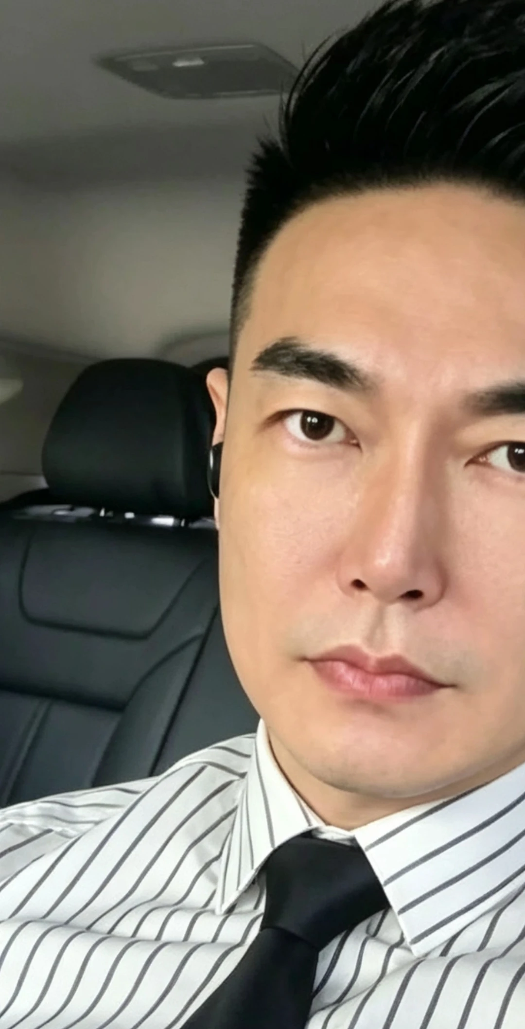 每天准时报道健身房，健身后回去学四门外语