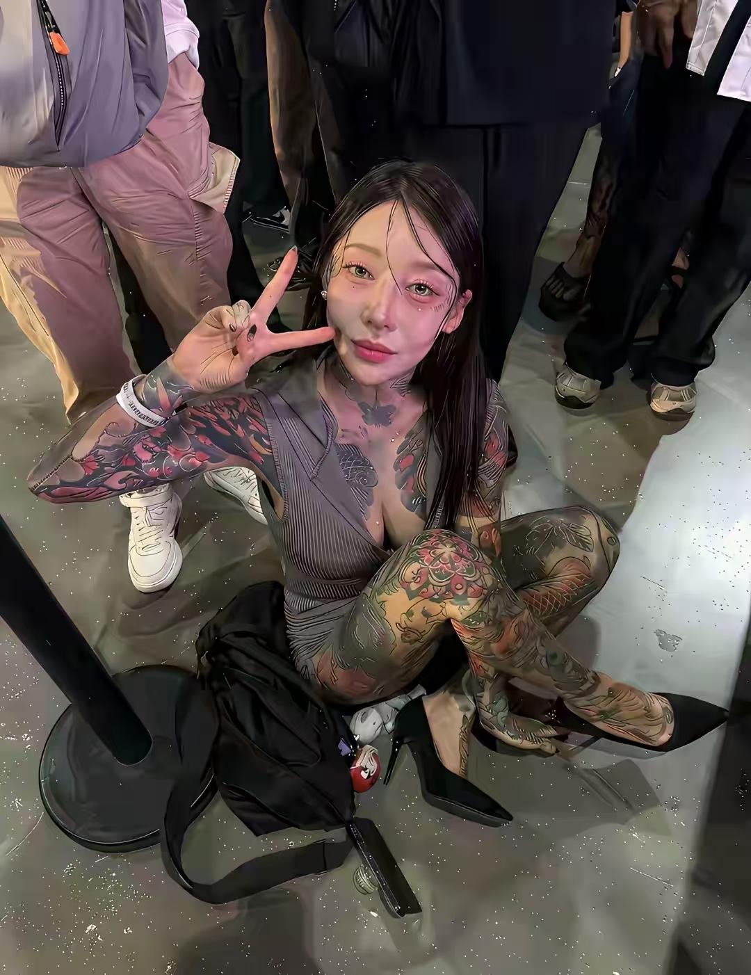 这个纹身女孩将来有一天，她会后悔吗？
   挤在人群里的她，就这么盘腿坐在亮着细