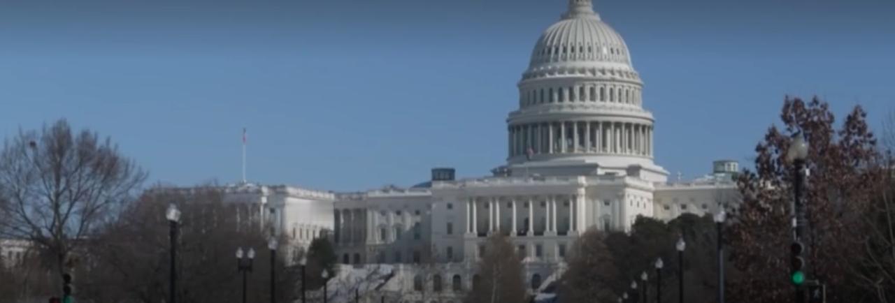 机场行李传送带旁，旅客们焦急等待；安检口排起长队，人流涌动。而在华盛顿，国会投票