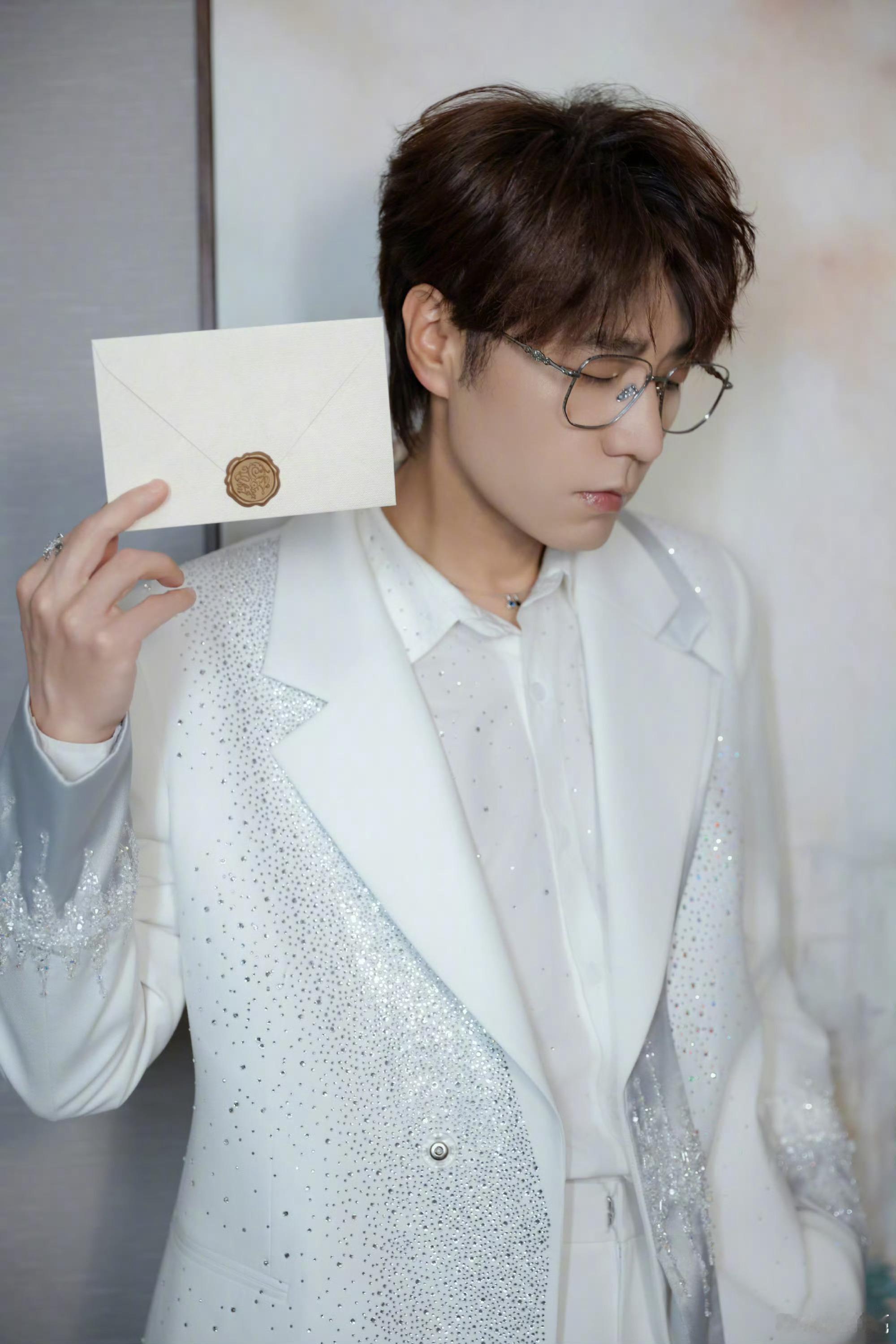 王铮亮 人间维稳器 王铮亮就是那个温柔大家长的存在，大哥有种让人安心的力量！ 