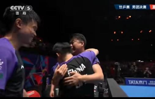 2026伦敦世乒赛男团决赛这幕师徒相拥哭，真的看一次戳一次！国乒3-0赢日本拿1