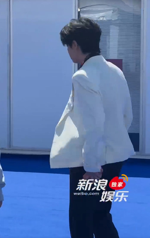 穆祉丞黑衬衫白西装造型 穆祉丞首次戛纳亮相 穆祉丞首次戛纳亮相，穆祉丞黑衬衫白西