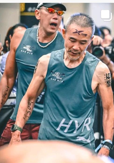 田小姐爱王石的方式跟别的女人还真的不一样。
别的女人要是丈夫70多岁了，肯定不会