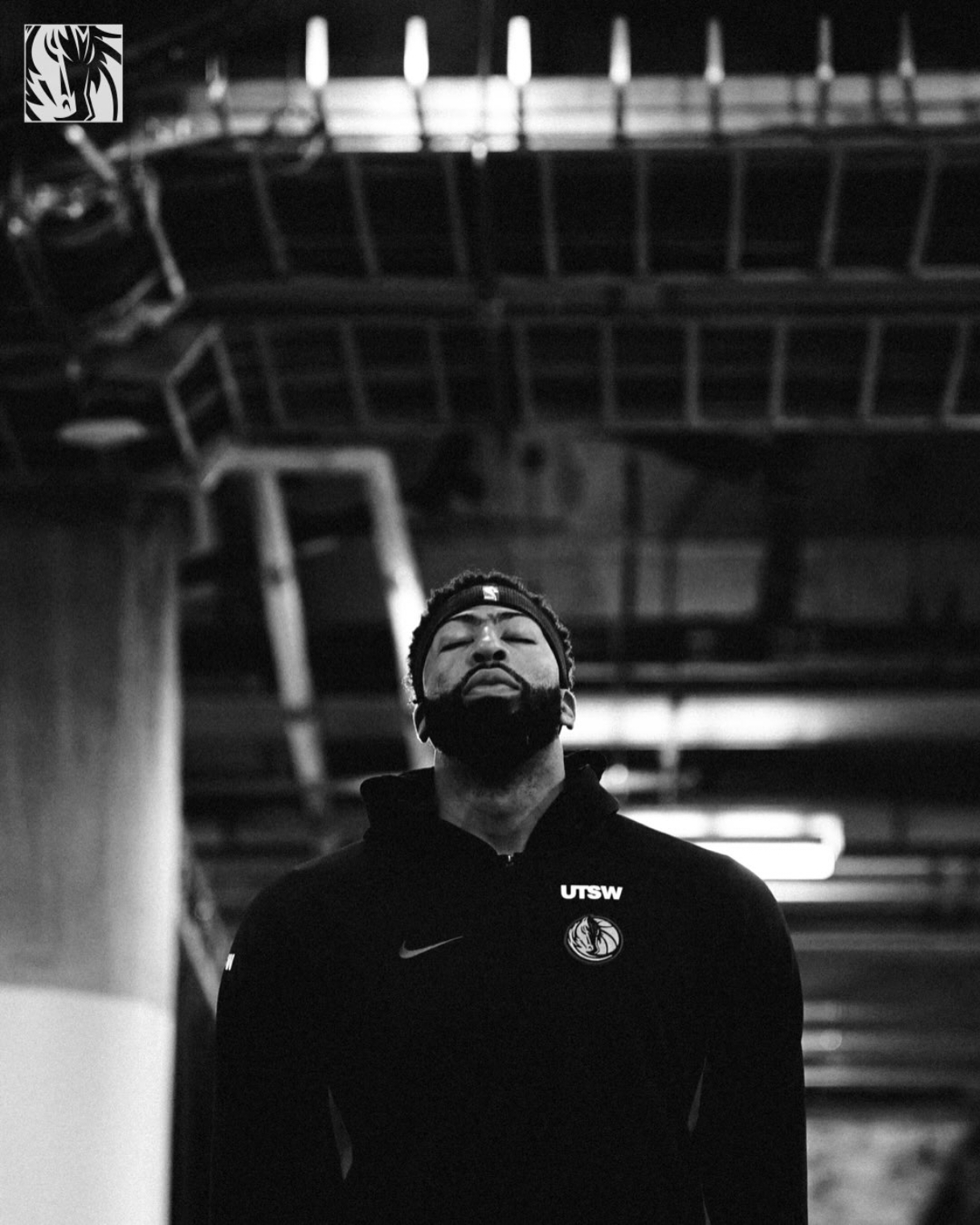 浓眉生涯此前也遭遇过两次左手掌骨和食指的骨折伤病，但是这两次都成功避免了手术治疗