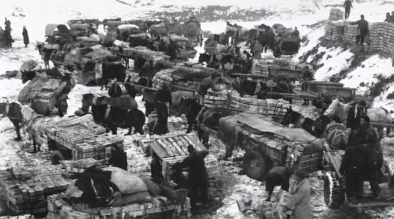 解放前，两地下党被敌围追躲入寺庙敌围追躲入寺庙，主持指着神像道：进去莫出声。
 