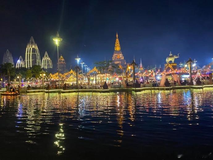 西双版纳湄公河六国水上市场，左手大金光寺，右手澜沧江，风光无限，这是唯一一个具有