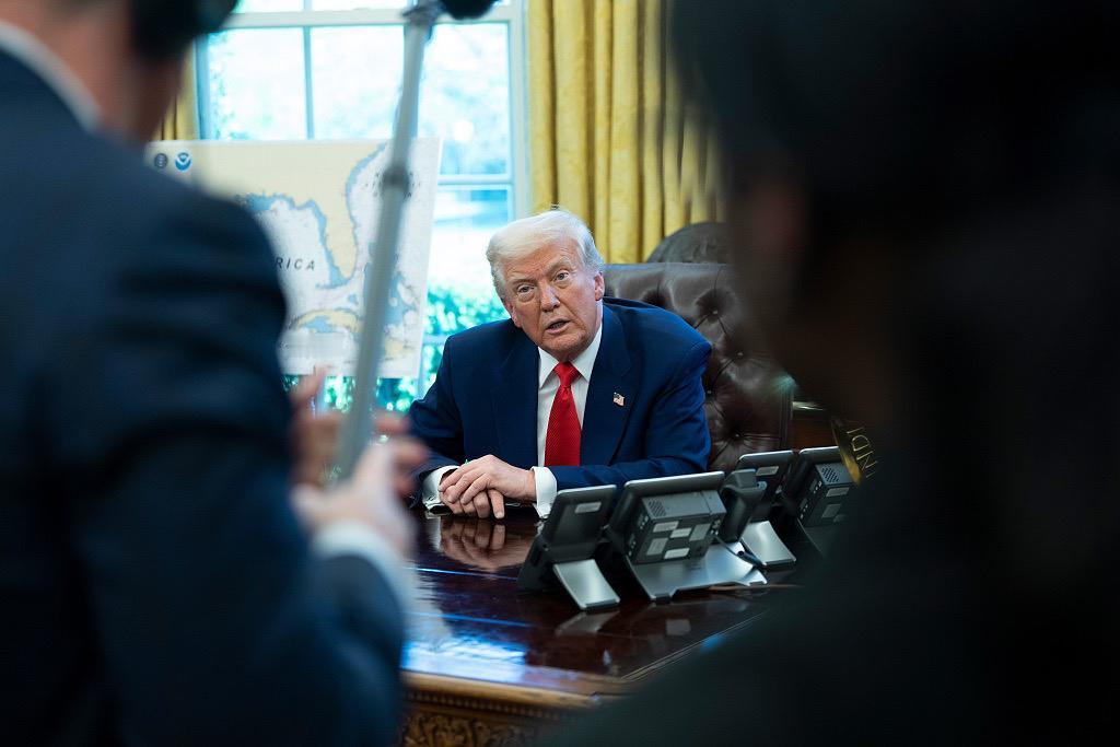 当地时间2月13日，美国发布《海事行动计划》，试图重振持续萎缩的造船业。计划提出