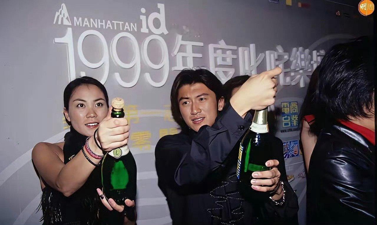 王菲和谢霆锋当年开香槟庆祝，一个30岁，一个才19岁 