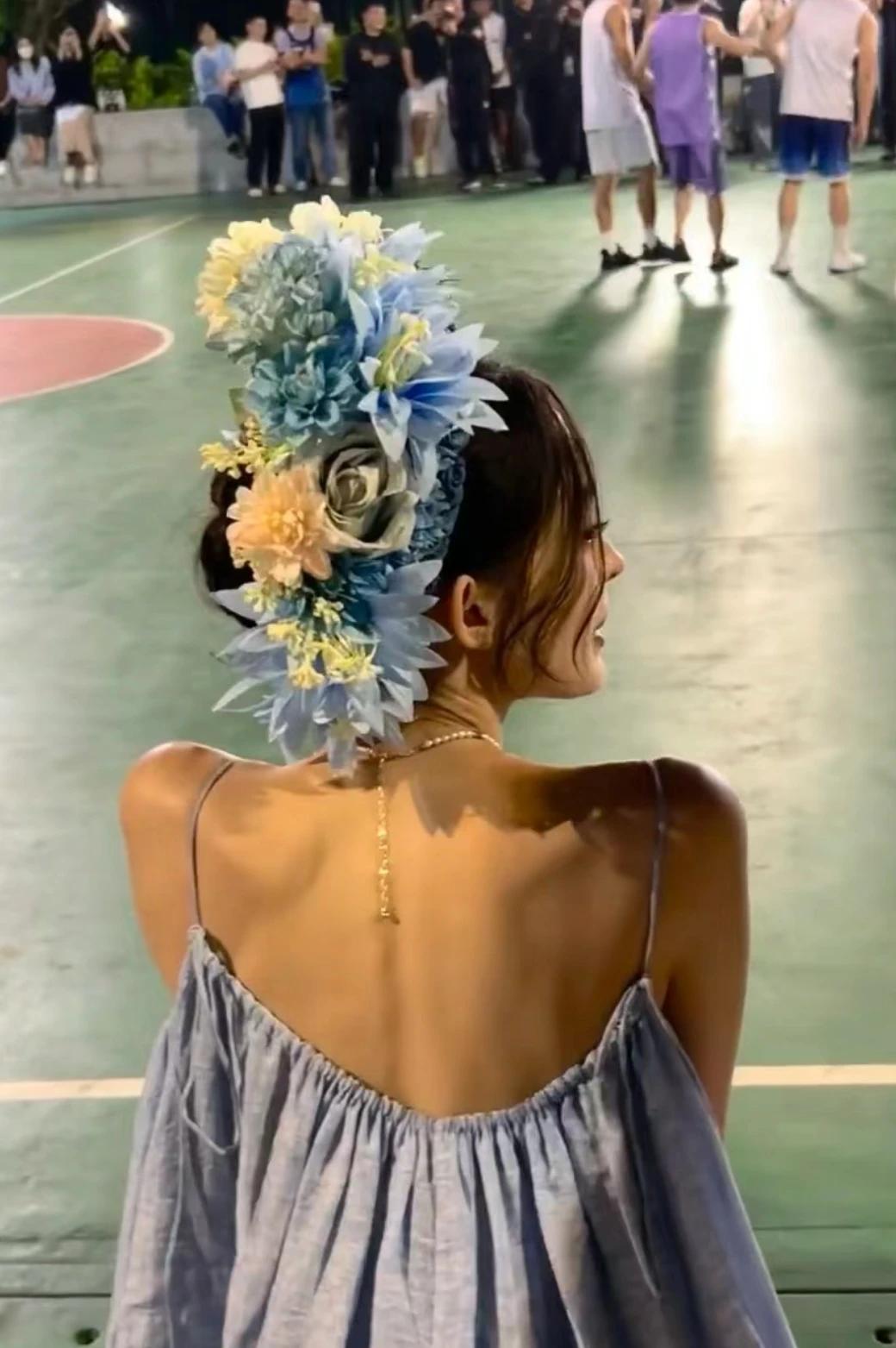 娜扎簪花造型太美了吧
像个落入凡间的仙女
冷白皮太让人羡慕了吧
高高瘦瘦的
五官