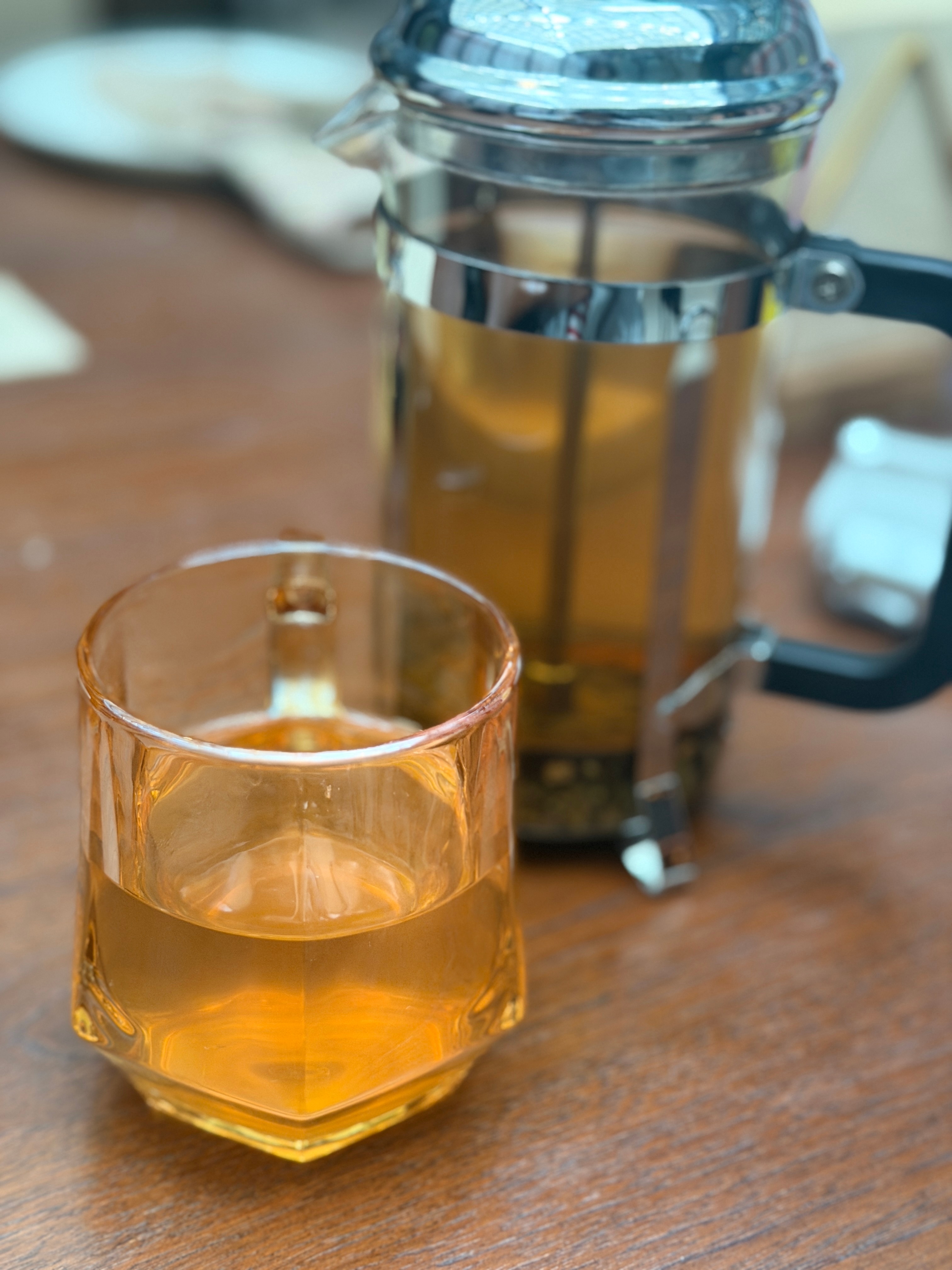 酒店到点退房了，我和弟弟在大堂点了杯茶，找了个桌子继续工作。他剪片子，我写文案。