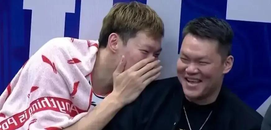 周琦:朱总，你看对面外援单手罚篮真有意思
朱芳雨:你猜猜他单手罚的准还是你双手罚