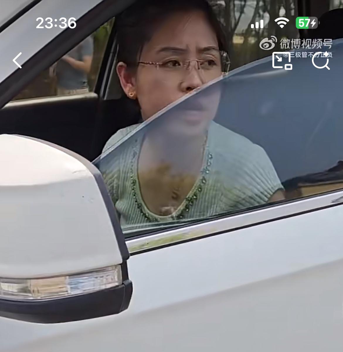这个石家庄的小仙女真牛，开着一台一汽解放的小车违规停在单位门口，电话通知他挪车不