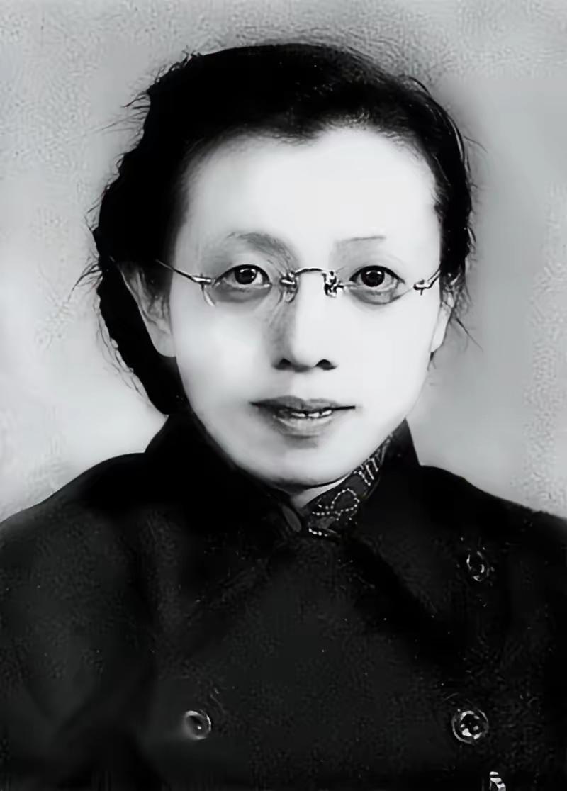 南京解放后，一个阔太太乘坐吉普车来到35军军部，对门口的守卫说：“我是陈修良，请