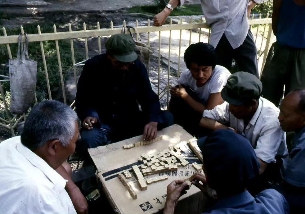 打麻将，乌鲁木齐，1986年8月摄。 ​​​