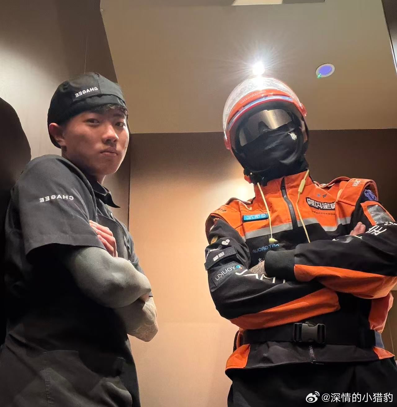 姿态神气很有活力的年轻小哥 