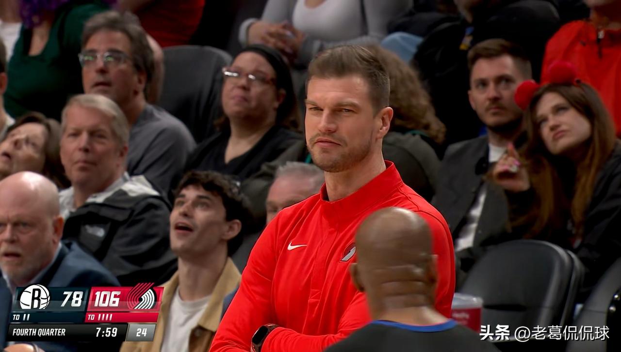 开拓者主帅斯普利特终于懂人情世故了！在今天开拓者主场以134：99大胜篮网的比赛