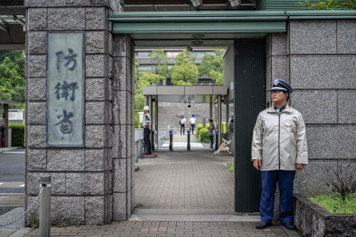 日本正在加速突破战后军事限制，防卫省机构扩张和创纪录防卫预算，释放出危险信号。日