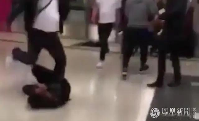 谁能不被地铁里挺身而出的香港大叔戳中内心，满车厢乘客冷眼旁观，唯有一位普通中年人