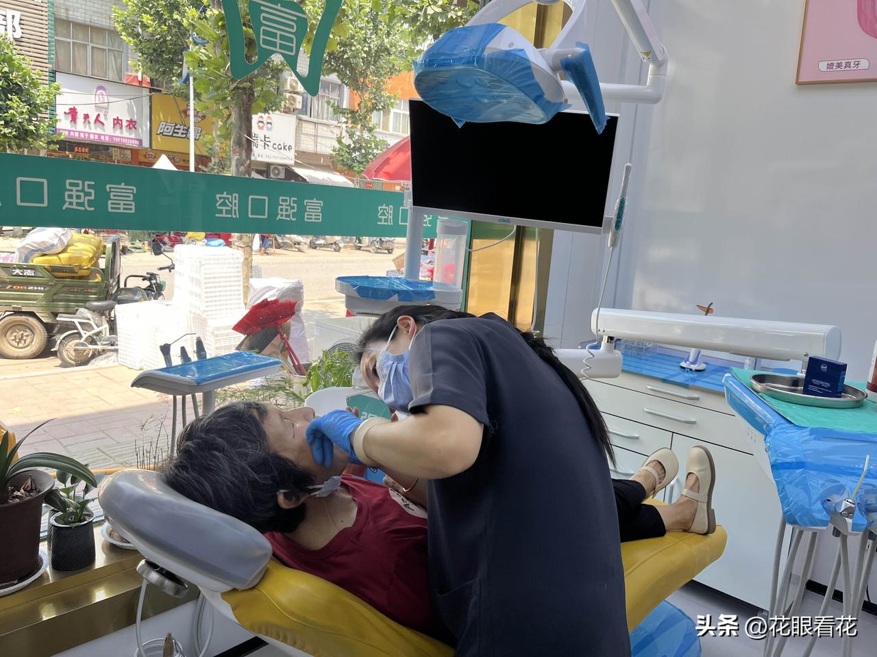 牙科还是比较赚钱的。

妻子坏了三颗大牙，修复时需做五颗。全瓷牙，一颗500元，