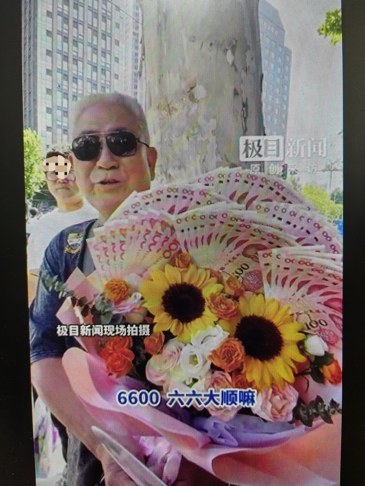 考场外膨胀到怀抱“现金花”的她姥爷

这是今天（6月9日）出现在武汉市第十五中学