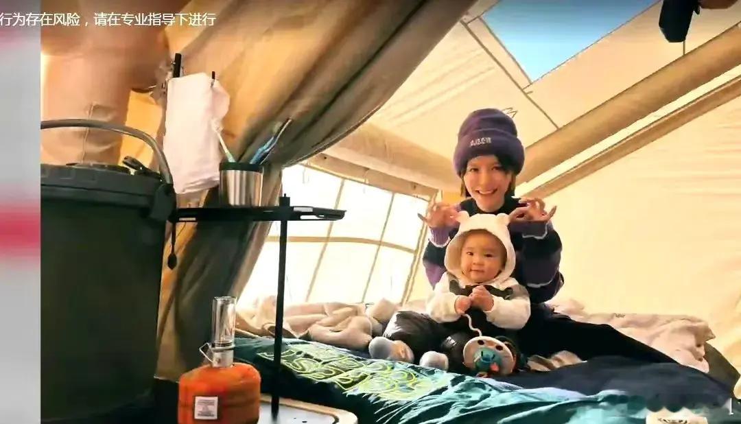 黄雅莉带儿子到-10度白河边露营小小年纪就陪妈妈享受生活，真羡慕啊… 
