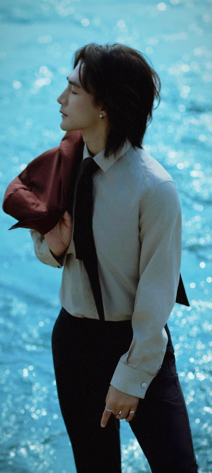 此沙看着就是年上引导型此沙这从容不迫的劲儿，我觉得我又可以了！完全就是daddy