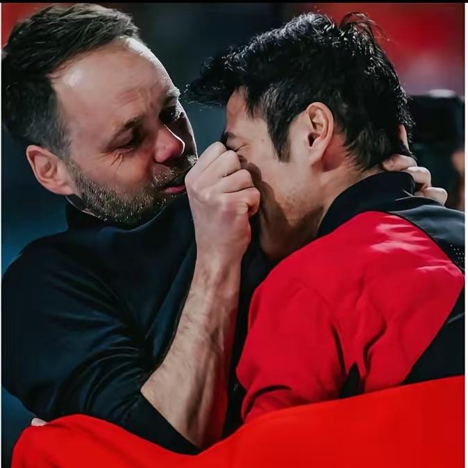 一个荷兰教练，把一个差点跌入深渊的中国天才，硬生生拽回了世界之巅。
 
谁能想到