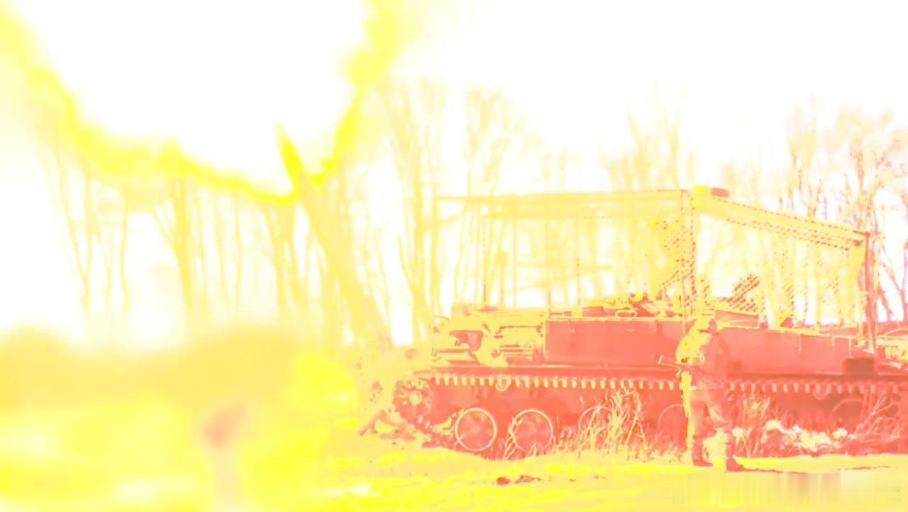 俄军莫斯科军区第45大威力炮兵旅的2S4“郁金香”自行迫击炮发射240毫米3VF