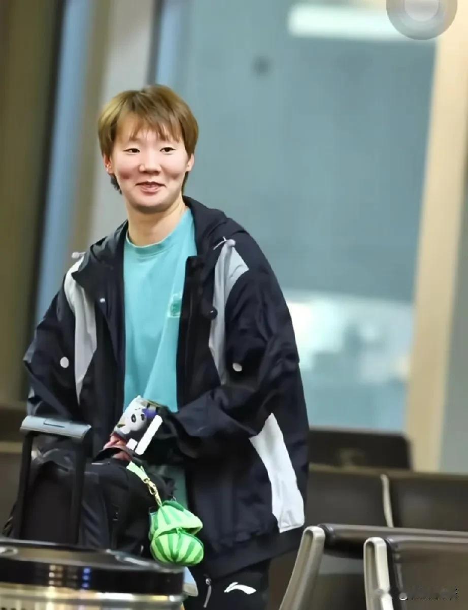 王曼昱笑的好开心。
今天国乒从洛杉矶机场出发，在机场的王曼昱笑的好开心，女孩子还