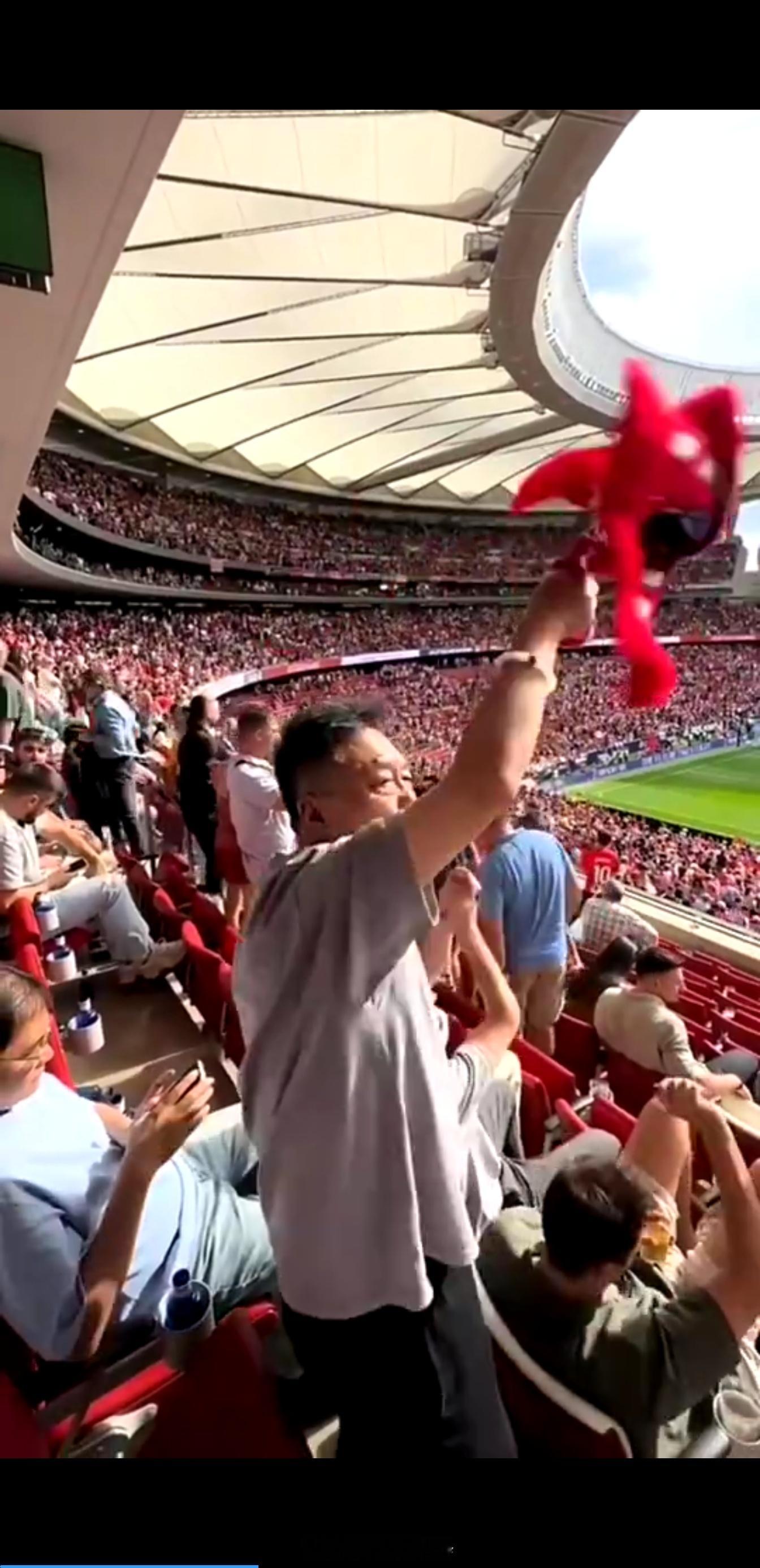 于谦大爷甩的很起劲啊，这是多少年马竞球迷[doge] ​​​