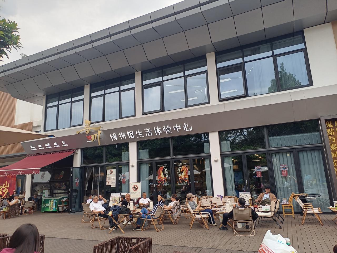 为四川博物院的做法叫好。  
     今天上午去四川博物院参观。参观完也就中午