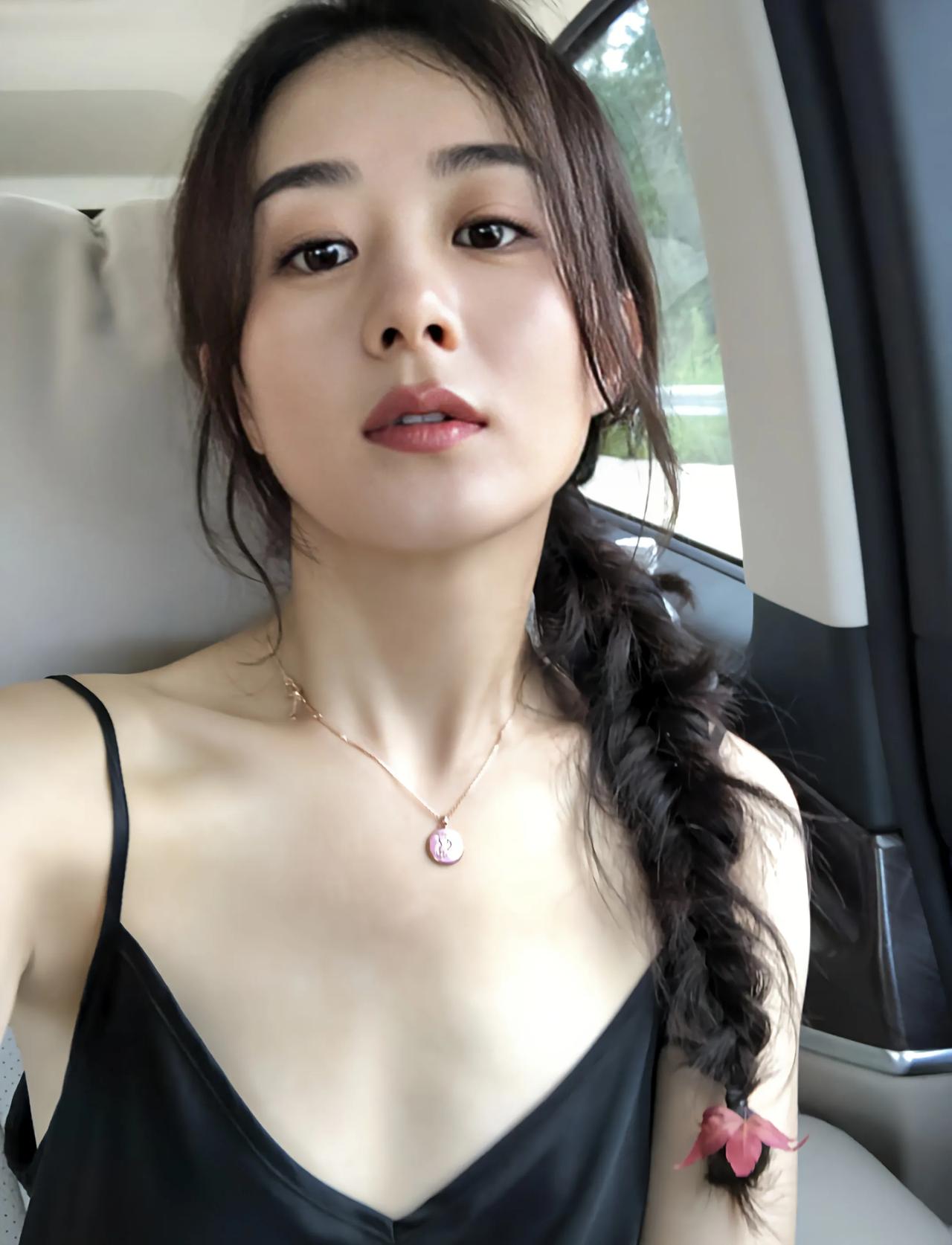 #赵丽颖这个人咋样啊？#赵丽颖昵称赵小刀，这个外号不是自封的，是凭借一张敢说敢讲